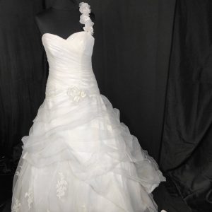 Robe de mariée asymétrique fleurie