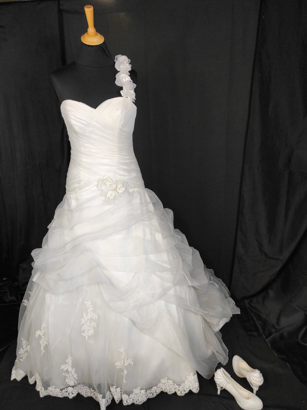 Robe de mariée asymétrique fleurie