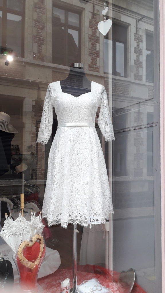 Robe de mariée courte en dentelle