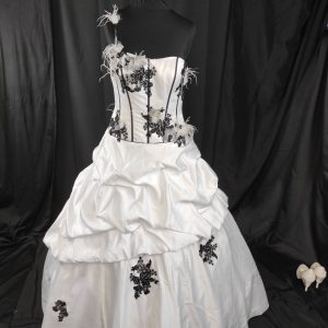 Robe de mariée noire et blanche