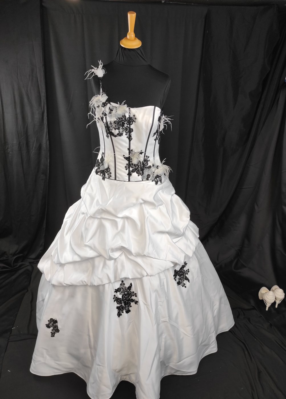 Robe de mariée noire et blanche